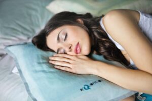 Health Marathi News : रात्री झोपण्यापूर्वी करा हे एक काम, आरोग्याला भेटतील अनेक फायदे
